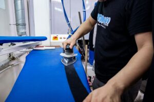 Comprehensive Guide: Are you sick of ironing? Without using a wrinkle iron, this is how to remove creases from clothing.