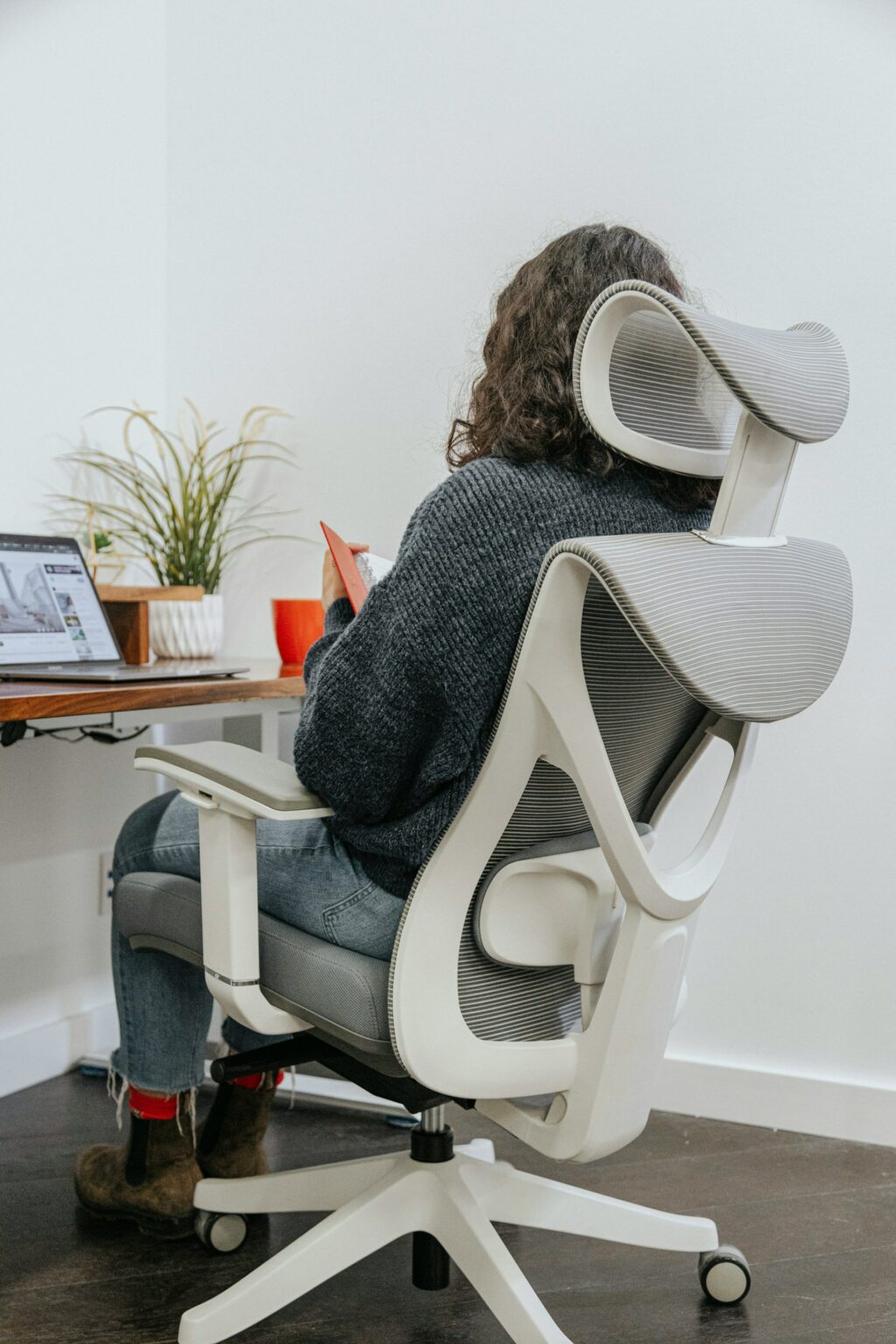 The Best Ergonomic Home Office Setup for Freelancers: Reducing Neck Pain and Eye Strain for Long Sessions